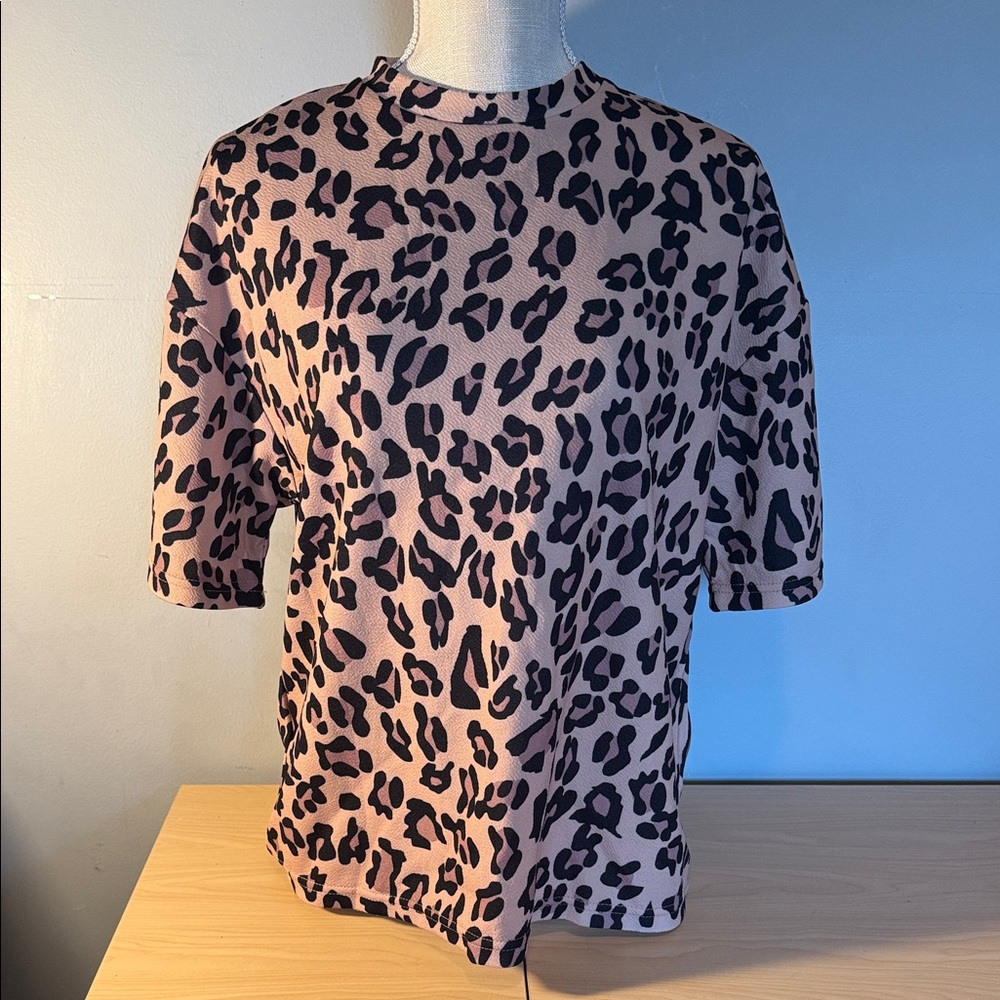 Chic Leopard Print Short Sleeve Top
